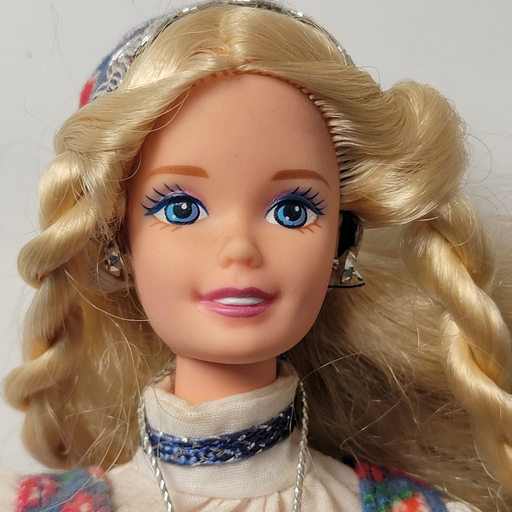 Norwegian Barbie Dolls Of The World Collection 1995 Vintage Collectible - Picture 9 of 10